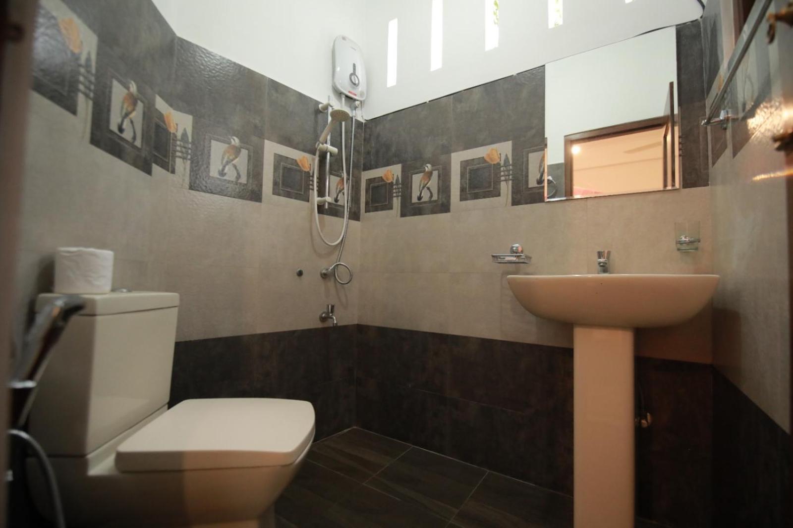 Renuka Inn Канди Экстерьер фото